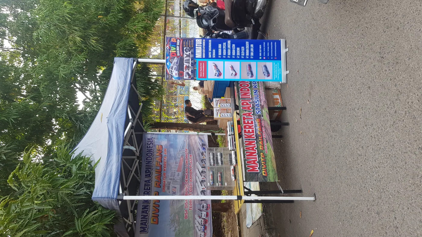 Suasana toko Divitp Railway Store